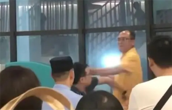 幼儿园校长当着警察面打家长