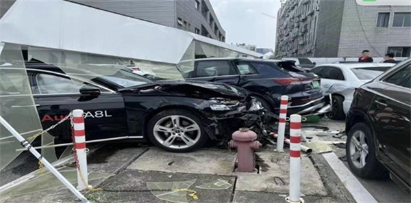 南京一男子两度试驾撞伤多辆豪车
