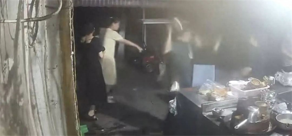 乐山酒后打砸夜宵摊社区书记已停职为什么要打砸夜宵摊