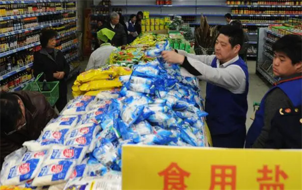 国内多地市民抢盐