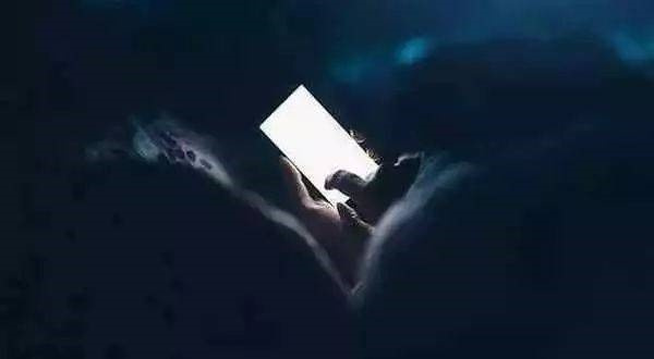 女子侧躺玩手机致右眼短暂失明