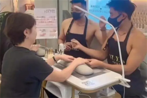 帅哥光膀子为顾客美甲