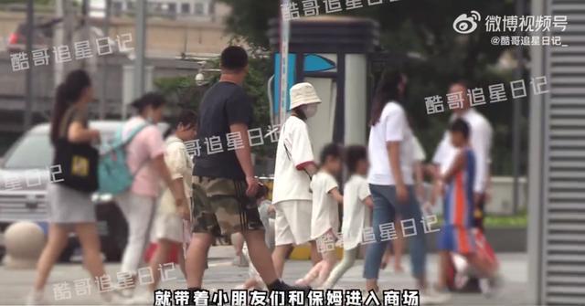 谢娜带三个孩子逛商场 保姆司机陪伴左右，三个女儿全是大长腿