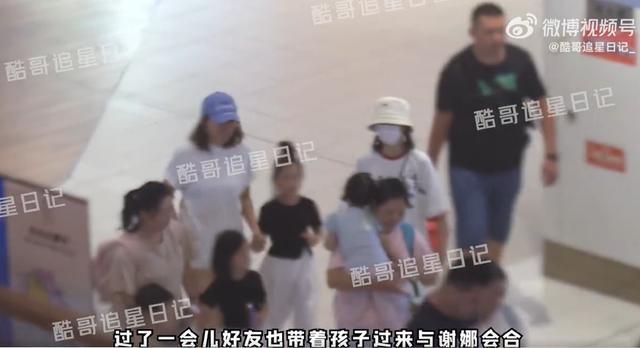谢娜带三个孩子逛商场 保姆司机陪伴左右，三个女儿全是大长腿