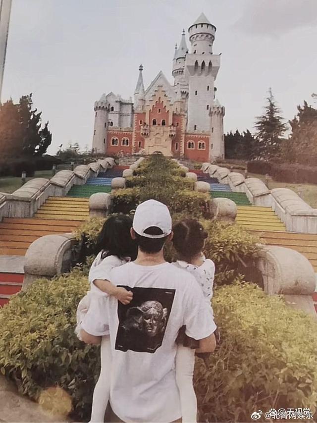 谢娜带三个孩子逛商场 保姆司机陪伴左右，三个女儿全是大长腿