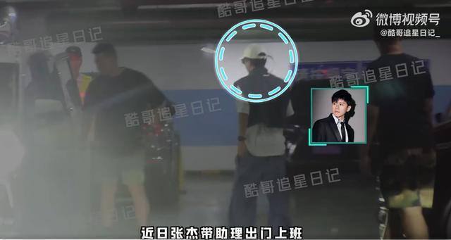 谢娜带三个孩子逛商场 保姆司机陪伴左右，三个女儿全是大长腿