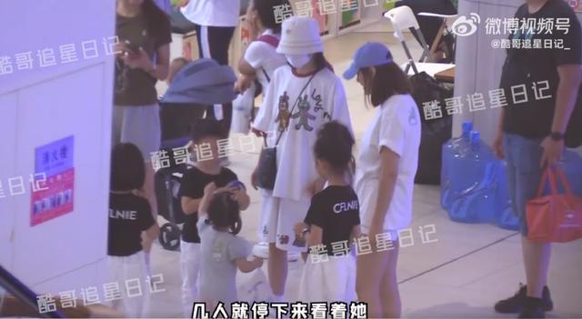 谢娜带三个孩子逛商场 保姆司机陪伴左右，三个女儿全是大长腿
