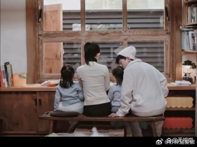 谢娜带三个孩子逛商场 保姆司机陪伴左右，三个女儿全是大长腿