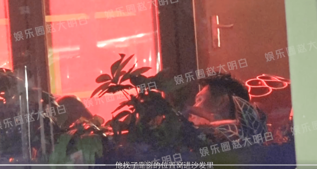 买超与美女亲密搂肩 喝酒谈笑夜生活相当丰富