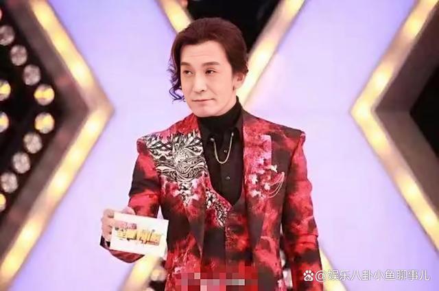 法图麦穿李咏8年前主持的红西装 细节让人泪目，是思念亦是传承！