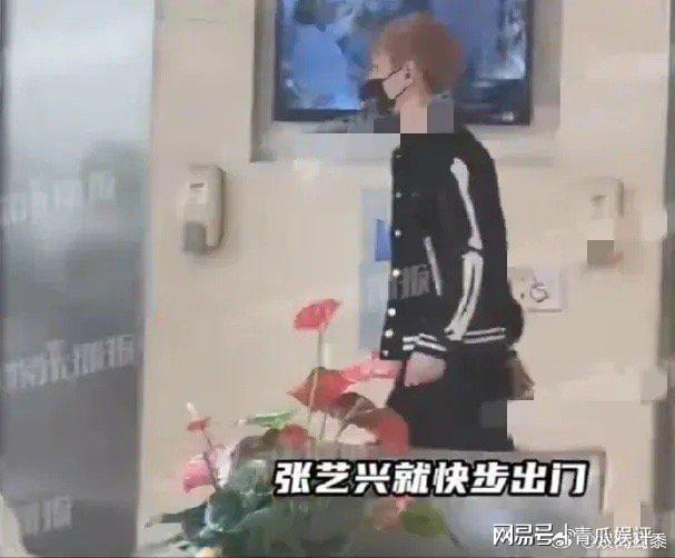 张艺兴前往医院就诊 奔波于电影宣传和演唱会筹备，怀疑腰伤复发