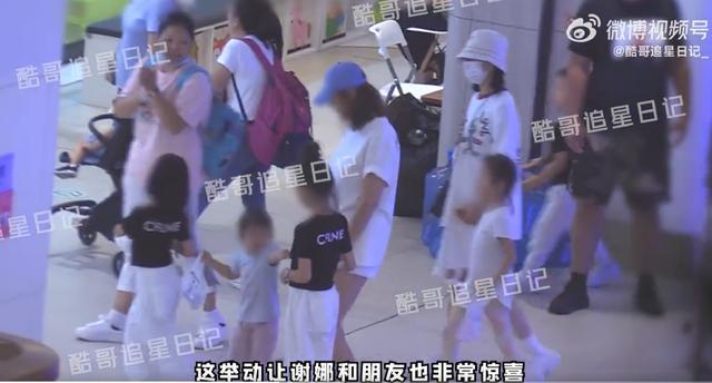 谢娜带三个孩子逛商场 保姆司机陪伴左右，三个女儿全是大长腿
