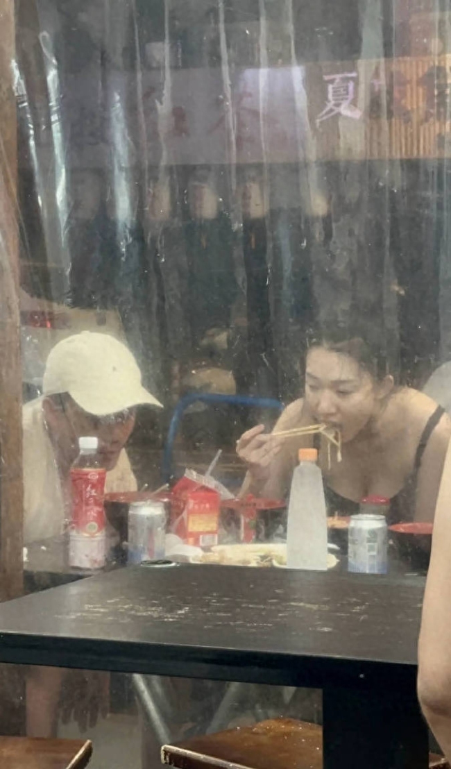 台媒曝汪小菲右眼有大片淤青 深夜约会性感辣妹