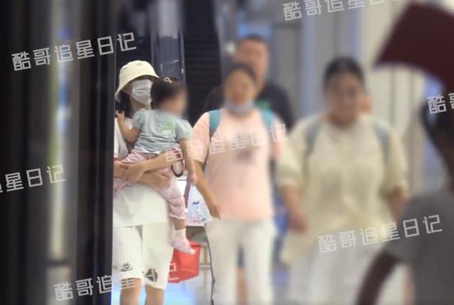 谢娜带三个孩子逛商场 保姆司机陪伴左右，三个女儿全是大长腿