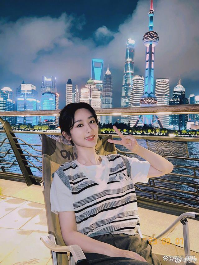 杨紫力挺好友包场《孤注一掷》 杨紫和张艺兴的关系真的好好！