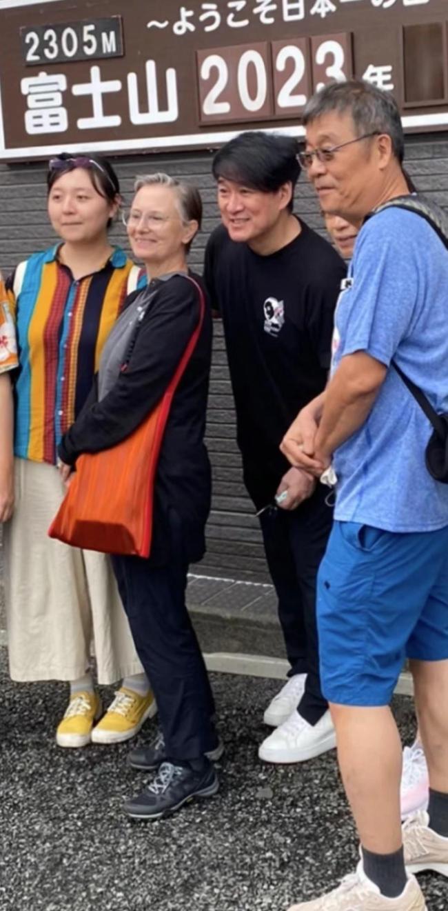 老当益壮！62岁周华健携老婆游日本 依旧那么恩爱
