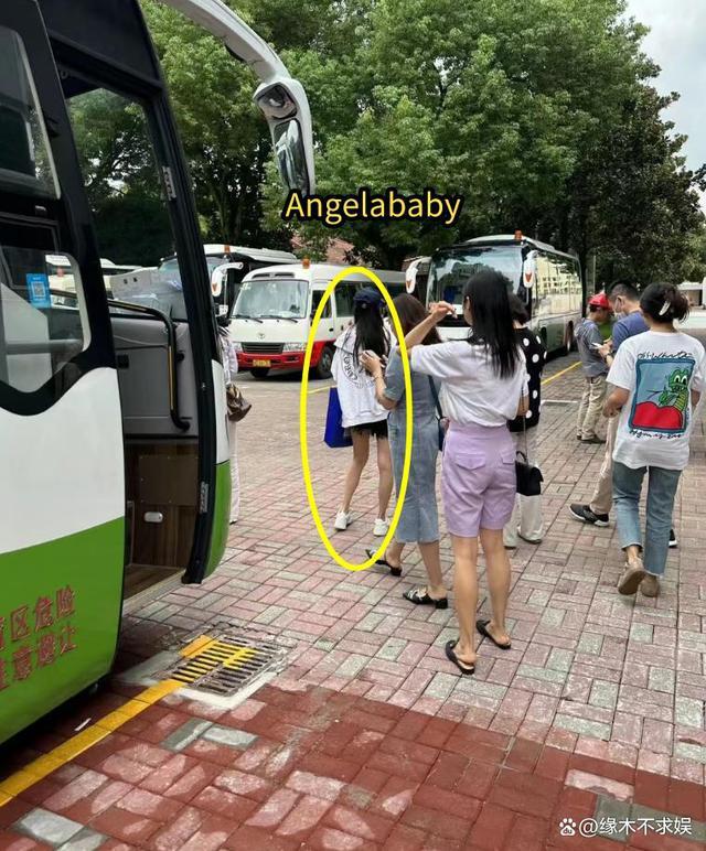 Angelababy送儿子小海绵上学 画面温馨母爱满满