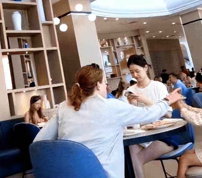 网友称偶遇章泽天带娃 女儿乖巧可爱肤色随爸爸