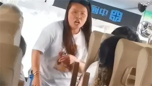 游客拒绝强制消费被赶下车