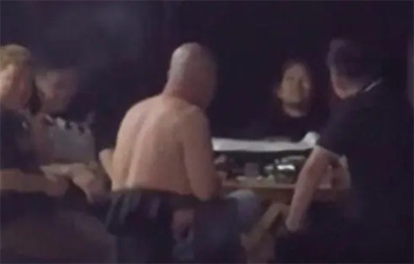 女生出门吃饭被男子骚扰拒绝后被辱骂