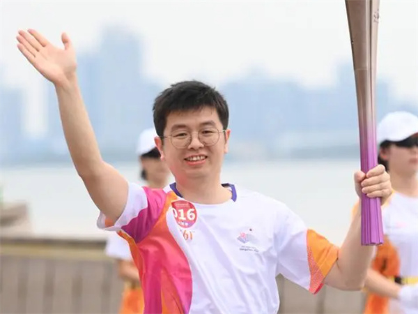 郭晶晶参与亚运火炬传递
