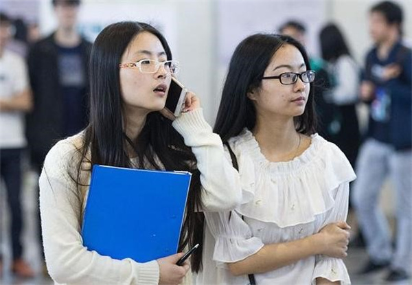 女子因父母把年龄报大4岁影响就业