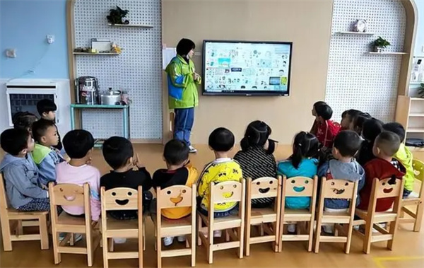 幼童疑被保育员用胶带粘嘴