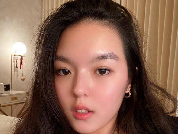 李咏女儿发文晒照引争议 法图麦签约哪个公司？