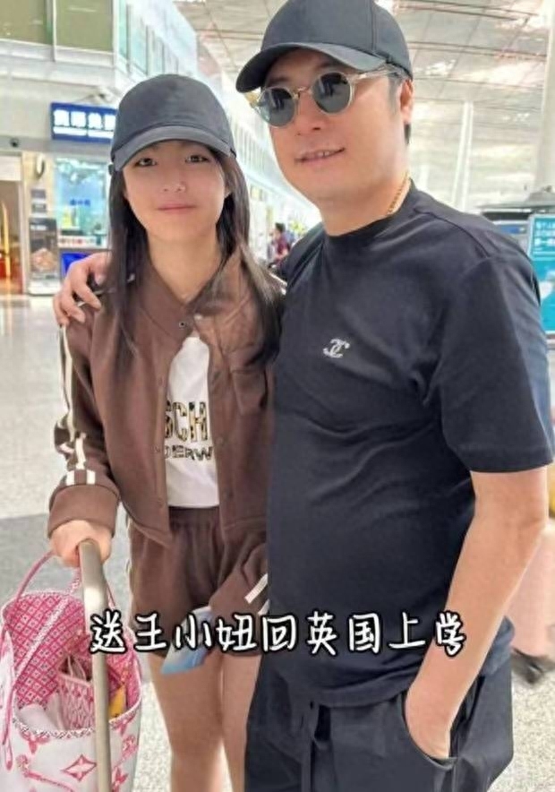 王岳伦晒与王诗龄合照 透露已送女儿回英国上学