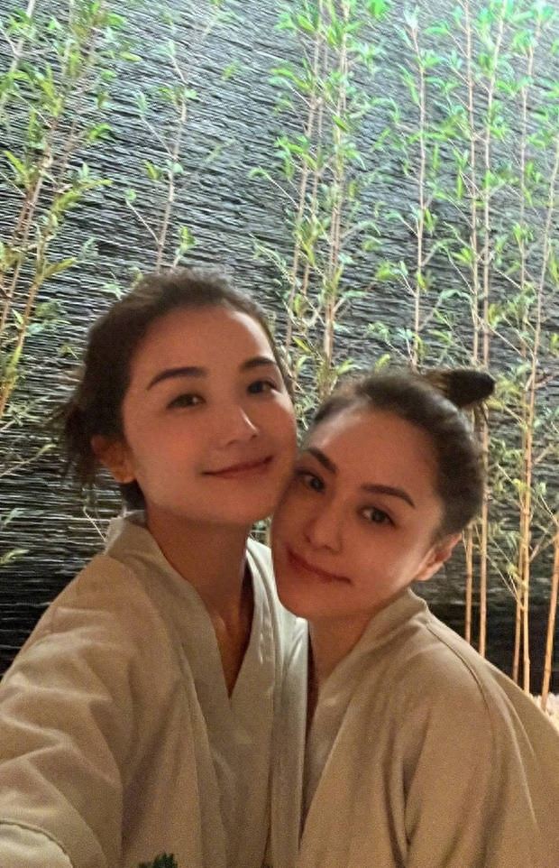 阿Sa阿娇晒Twins日聚会合影 闺蜜贴脸自拍感情好