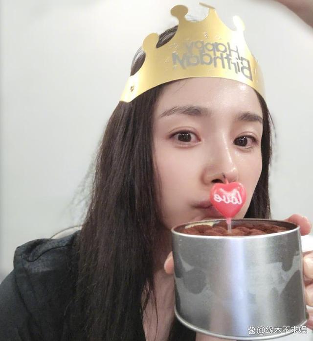 网友三里屯偶遇杨幂逛街购物 穿黑色缎面睡衣随性又吸睛