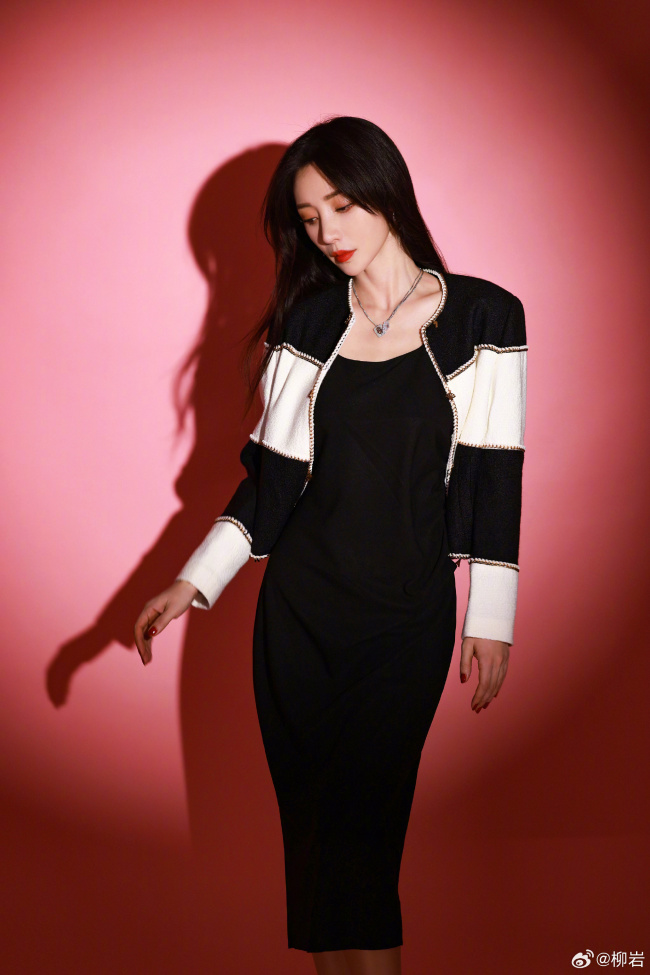 42岁柳岩穿黑裙曲线完美 黑发红唇明艳动人