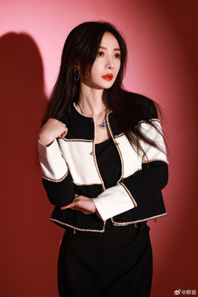 42岁柳岩穿黑裙曲线完美 黑发红唇明艳动人
