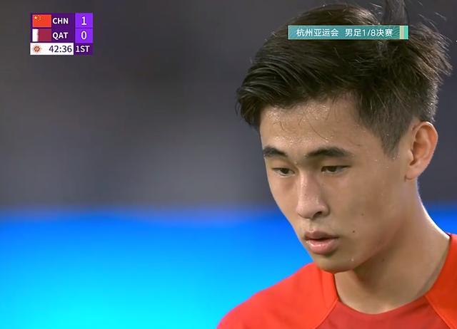 打破魔咒！中国男足晋级八强，球迷奶奶激动失声痛哭
