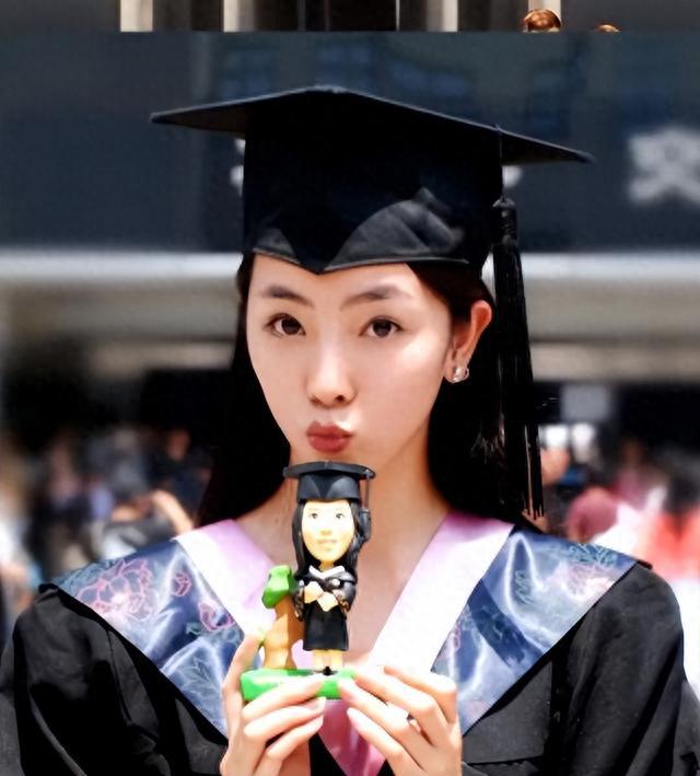 李思思离职后的去向引猜测 转行直播带货当“网红”引争议