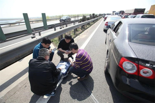 高速堵车6小时