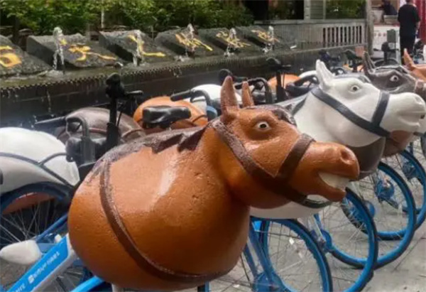国庆西安人出行都骑马车