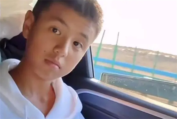 男孩车上狂补作业