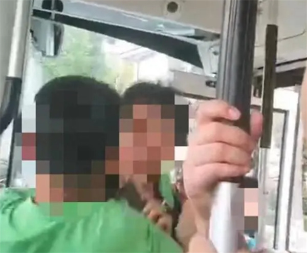 女子公交车上连扇男孩耳光