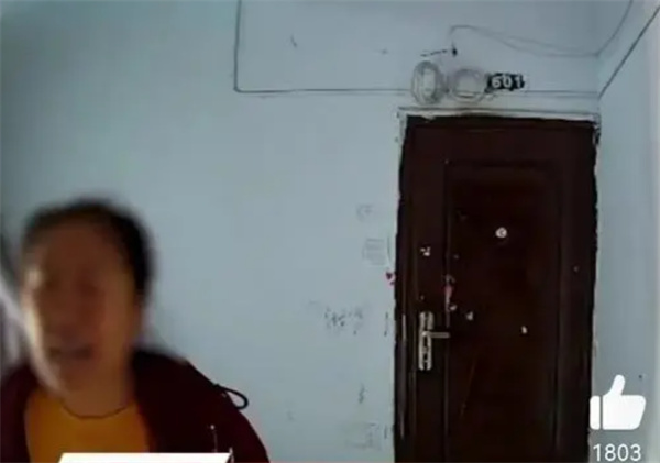 男子被女邻居砸门咒骂近一年