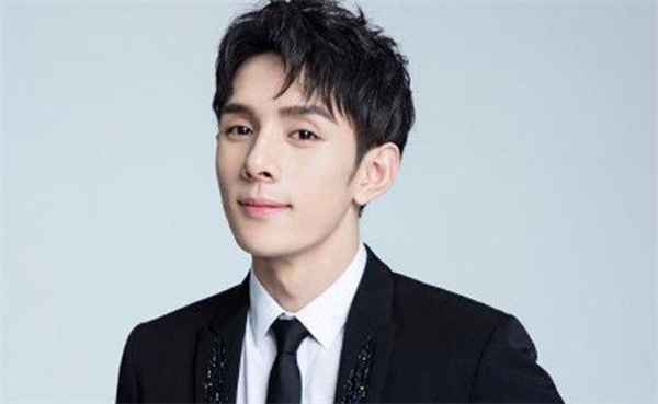 大杨哥怒批李佳琦挟持商家
