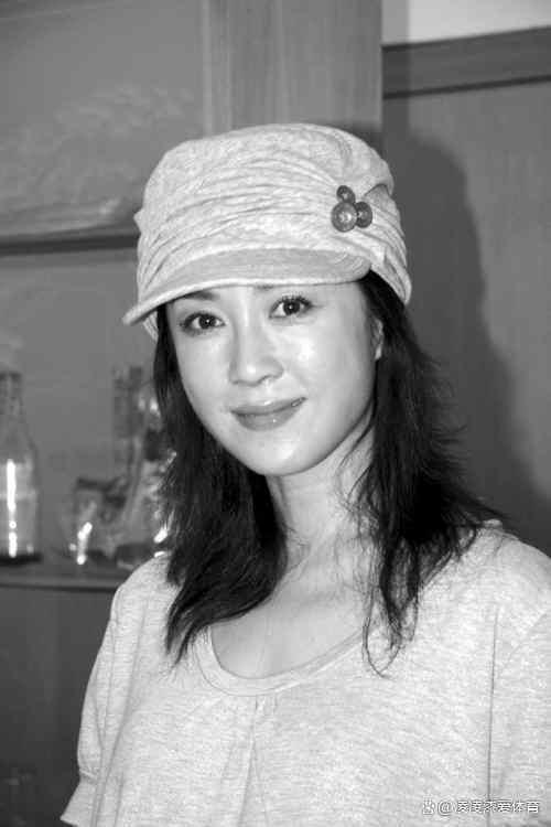 网传傅艺伟30岁儿子高乐男去世 猜测受母亲两次离婚喝吸毒影响