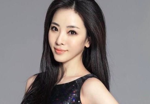 李思思离职后的去向引猜测 转行直播带货当“网红”引争议