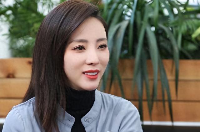 李思思离职后的去向引猜测 转行直播带货当“网红”引争议