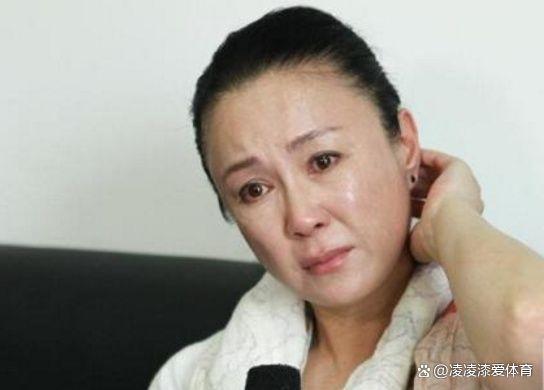 网传傅艺伟30岁儿子高乐男去世 猜测受母亲两次离婚喝吸毒影响