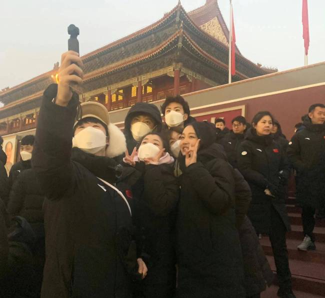 恋情坐实！苏翊鸣朱易十指紧扣牵手照曝光 朱易苏翊鸣差多少岁？
