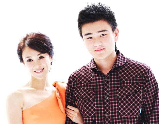 网传傅艺伟30岁儿子高乐男去世 猜测受母亲两次离婚喝吸毒影响