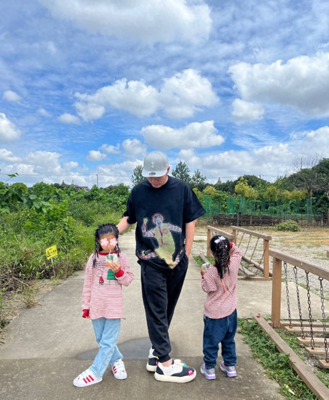 陈赫晒与俩女儿户外合照 跟着女儿学内八画面温馨