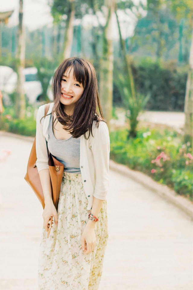 碎花连衣裙穿搭连衣裙巧用碎花元素彰显活泼灵动