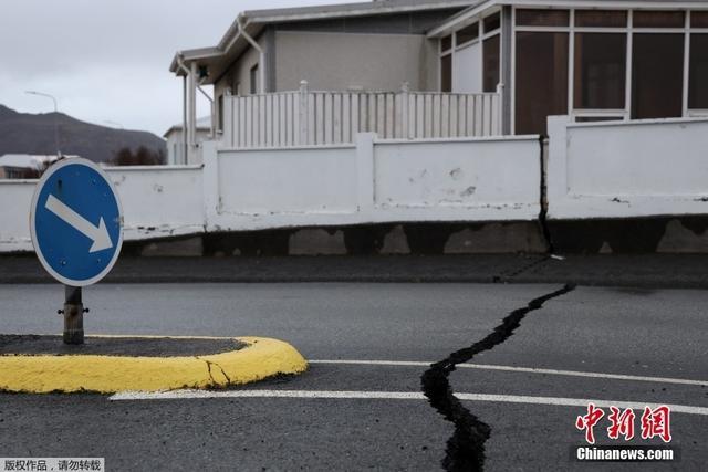 冰岛频繁地震导致大地出现裂痕 24小时内连发1400次地震